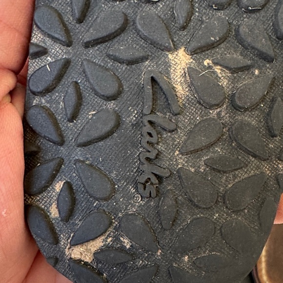 Clarks Tan and Black Woman’s  Flip-Flops - Picture 3 of 7